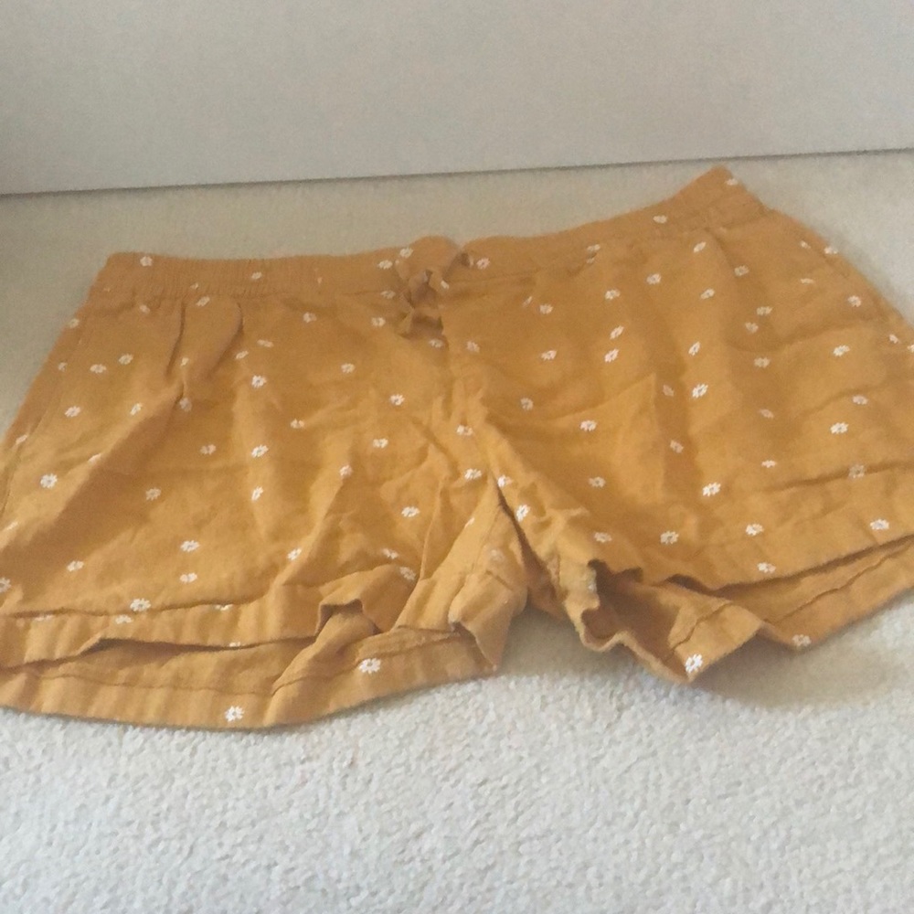 Yellow daisy shorts!